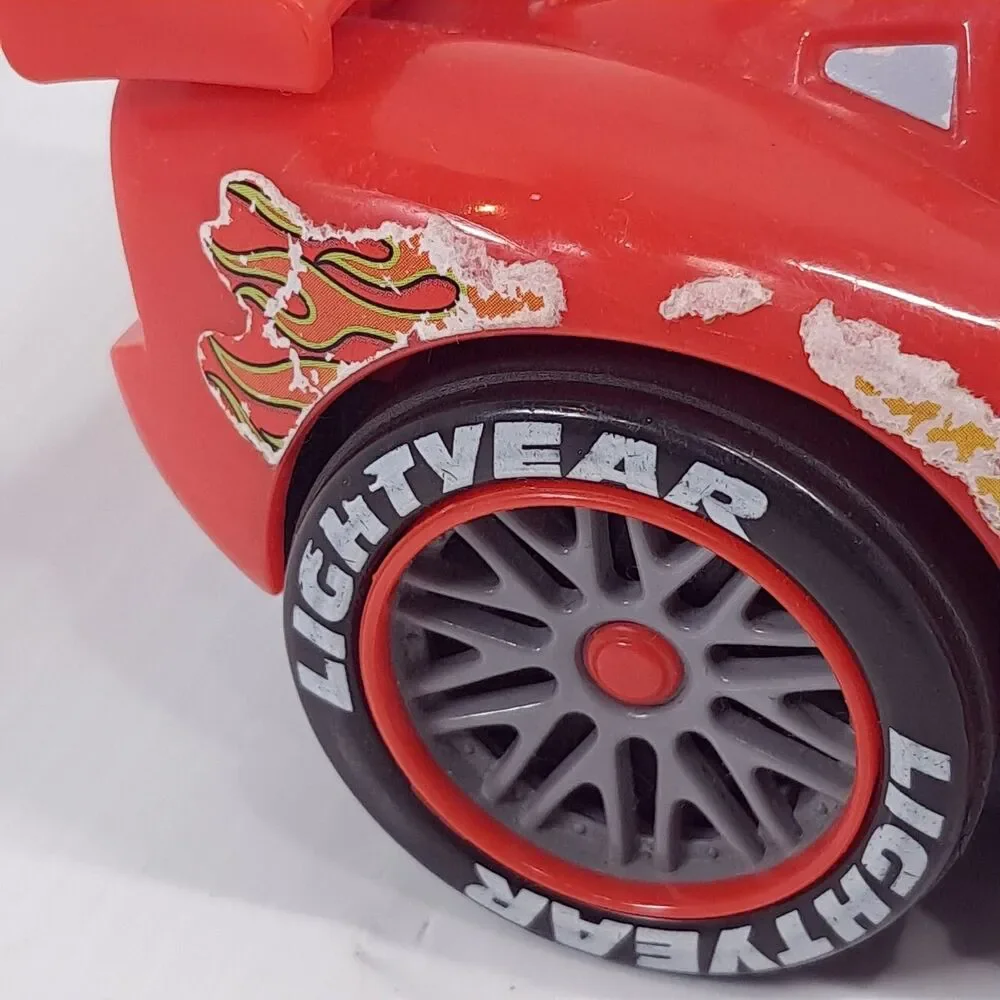 Fisher-Price Disney Pixar Cars 2 Shake 'n Go! World Grand Prix Lightning McQueen